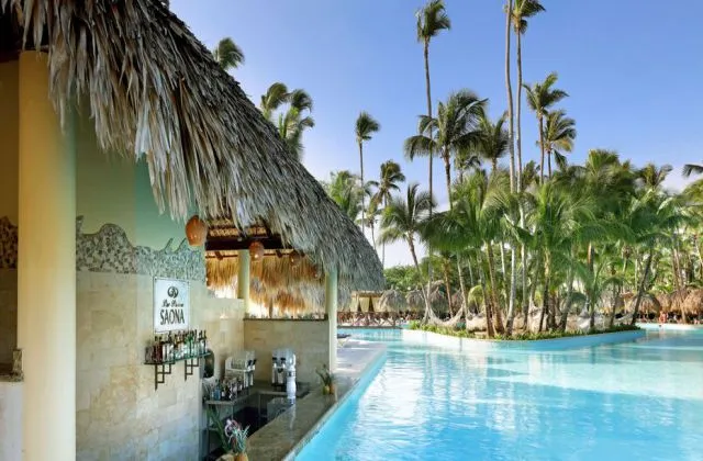 Grand Palladium Bavaro Suite Resort Spa All Inclusive bar piscine